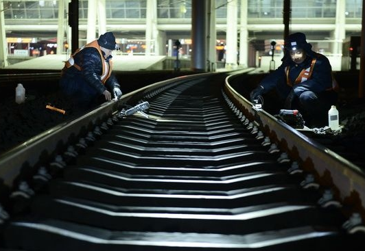 北京南站“钢轨医生”深夜出诊 一张纸片都不能留在轨道上